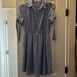 Monteau V-neck button down navy and white dress with tie sleeves and pockets